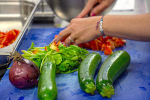 Cuisinier qui coupe des légumes