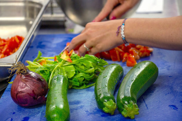 Cuisinier qui coupe des légumes