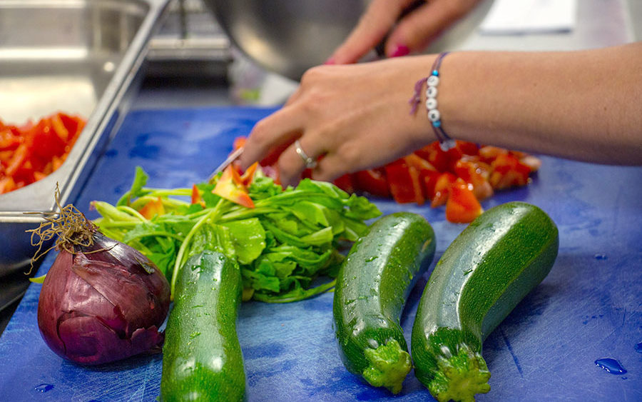 Cuisinier qui coupe des légumes